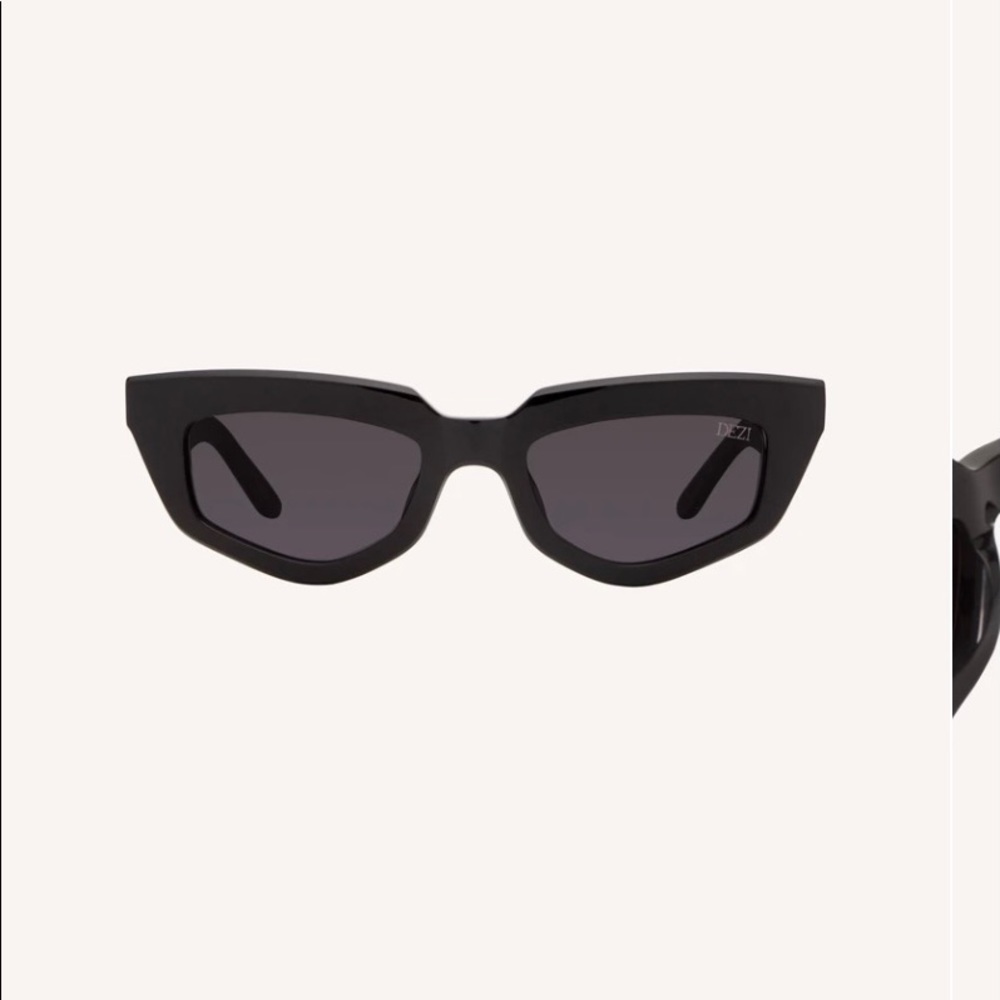 DEZI On Read sunglasses